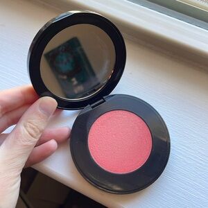 Peach glow highlighter from Saie